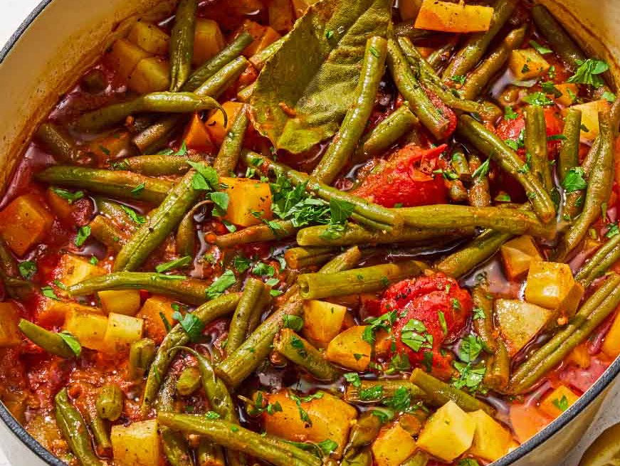 Greek green beans in a large pot.