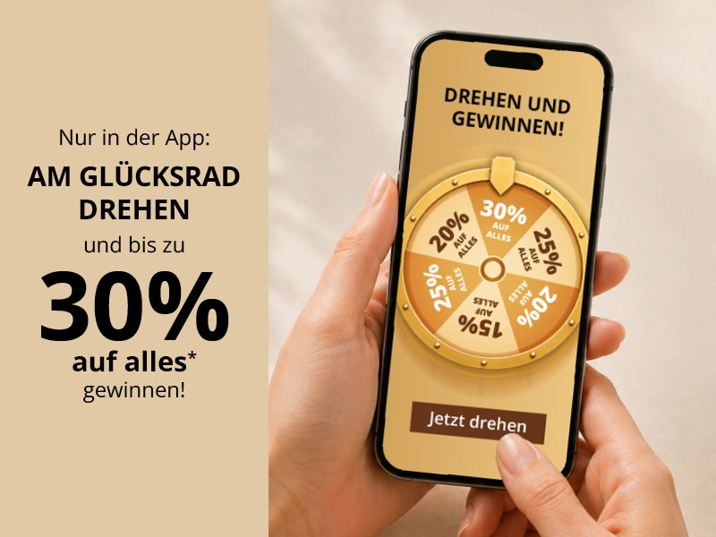 Die Abbildung zeigt eine Hand mit einem Handy, darin ist das Sheego Glücksrad-Gewinnspiel zu sehen, mit der Überschrift „Drehen & Gewinnen“. Das Glücksrad zeigt die verschiedenen Rabattstufen: 15%, 20%, 25%, 30% auf alles. Außerdem folgender Text: Nur in der App: Am Glücksrad drehen und bis zu 30% auf alles gewinnen
