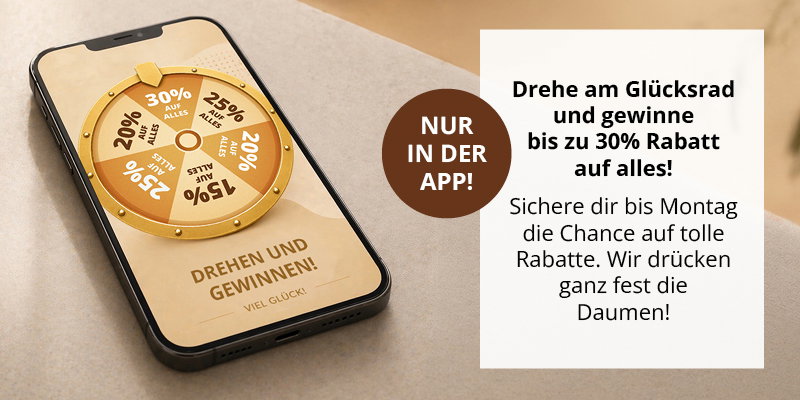 Die Abbildung zeigt ein Handy, darin ist das Sheego Glücksrad-Gewinnspiel zu sehen. Außerdem folgender Text: Nur in der App! Drehe am Glücksrad und gewinne bis zu 30% Rabatt auf alles! Sichere dir bis Montag die Chance auf tolle Rabatte. Wir drücken ganz fest die Daumen!