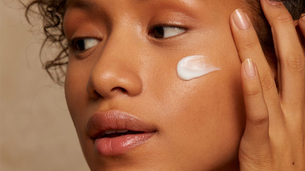 model applies sunscreen