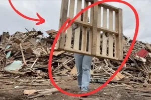 He turns an old pallet into a rustically patriotic outdoor piece