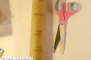 She cut a paper towel roll for one of the cutest summer craft ideas we've seen