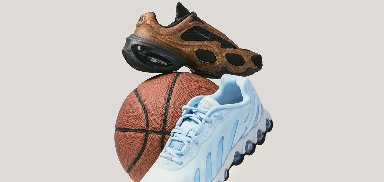 Des baskets marron et bleu clair posées en équilibre sur un ballon de basket sur un fond gris clair uni.