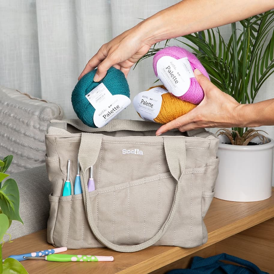 A project bag with yarns and tools >>
