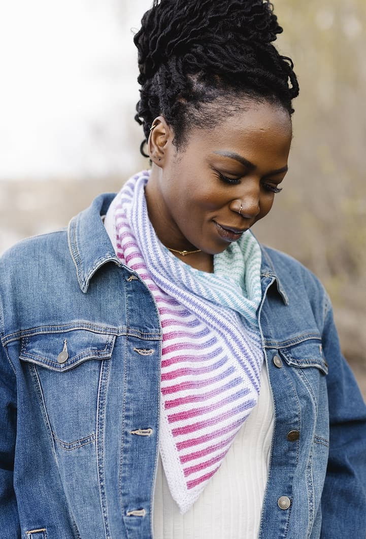 A model is wearing a knit colorwork bandana. >>