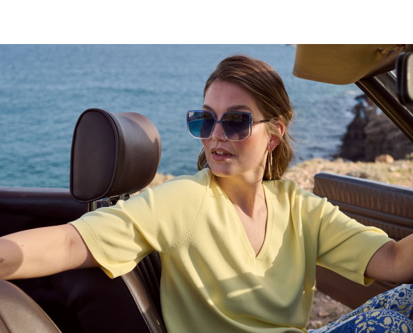 Pullover, Classic Fit, aus weichem Sommer-Viskose-Feinstrick, glatt fallend. V-Ausschnitt, Halbarm, elastischer Saum mit Rippbündchen - perfekt zum lässigen Schoppen.   Premium-Mode für Dich!  selection by Ulla Popken steht für Qualität und tragbare Eleganz. Klassiker verwandelt selection by Ulla Popken in moderne Highlights aus hochwertigen Materialien mit aufwendigen Drucken und Details – perfekt für jeden Tag und besondere Anlässe!