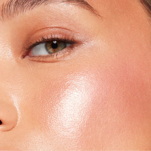 Close-up of a woman's face showing Highlighting Powder makeup.