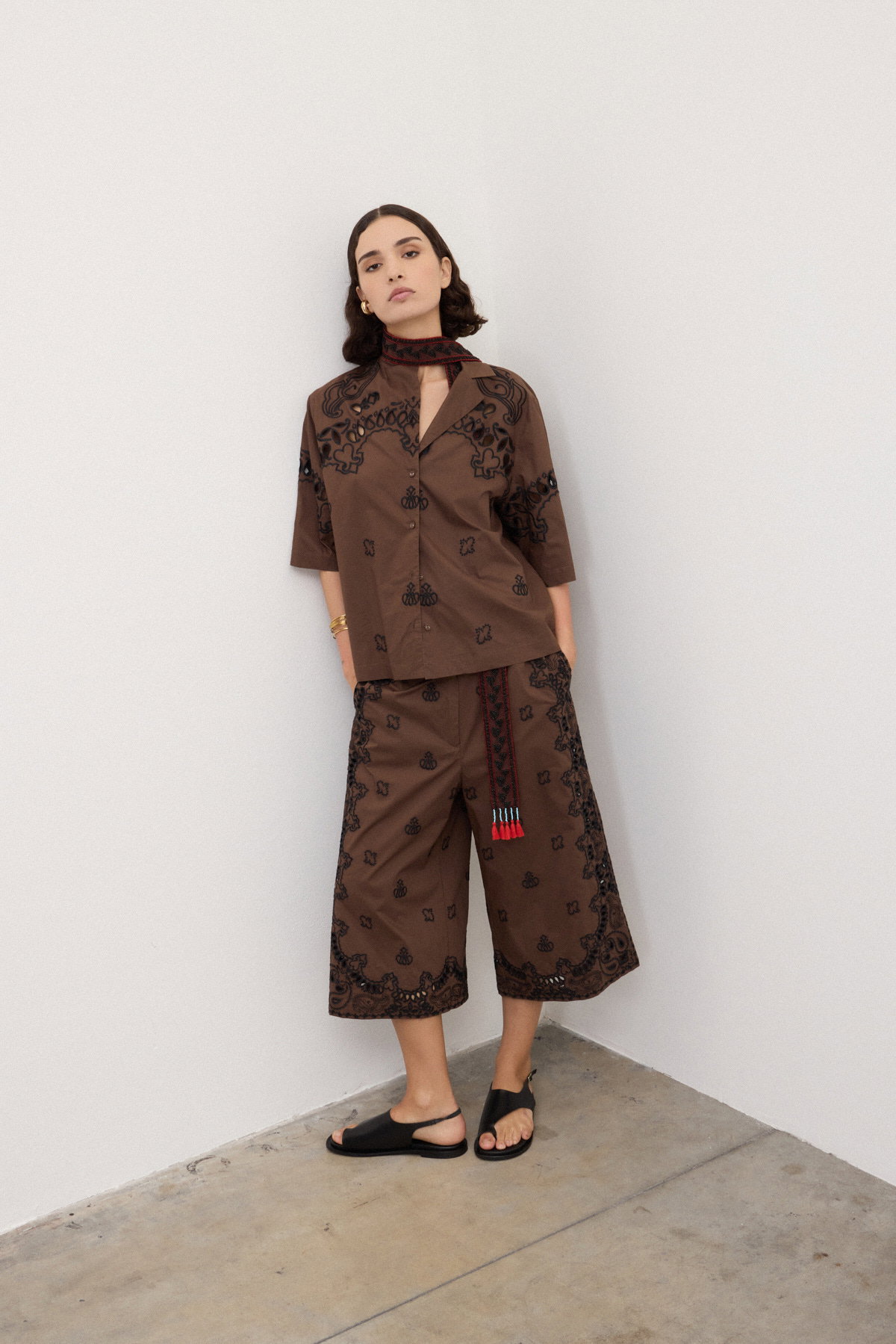 Pantaloni cropped ricamati