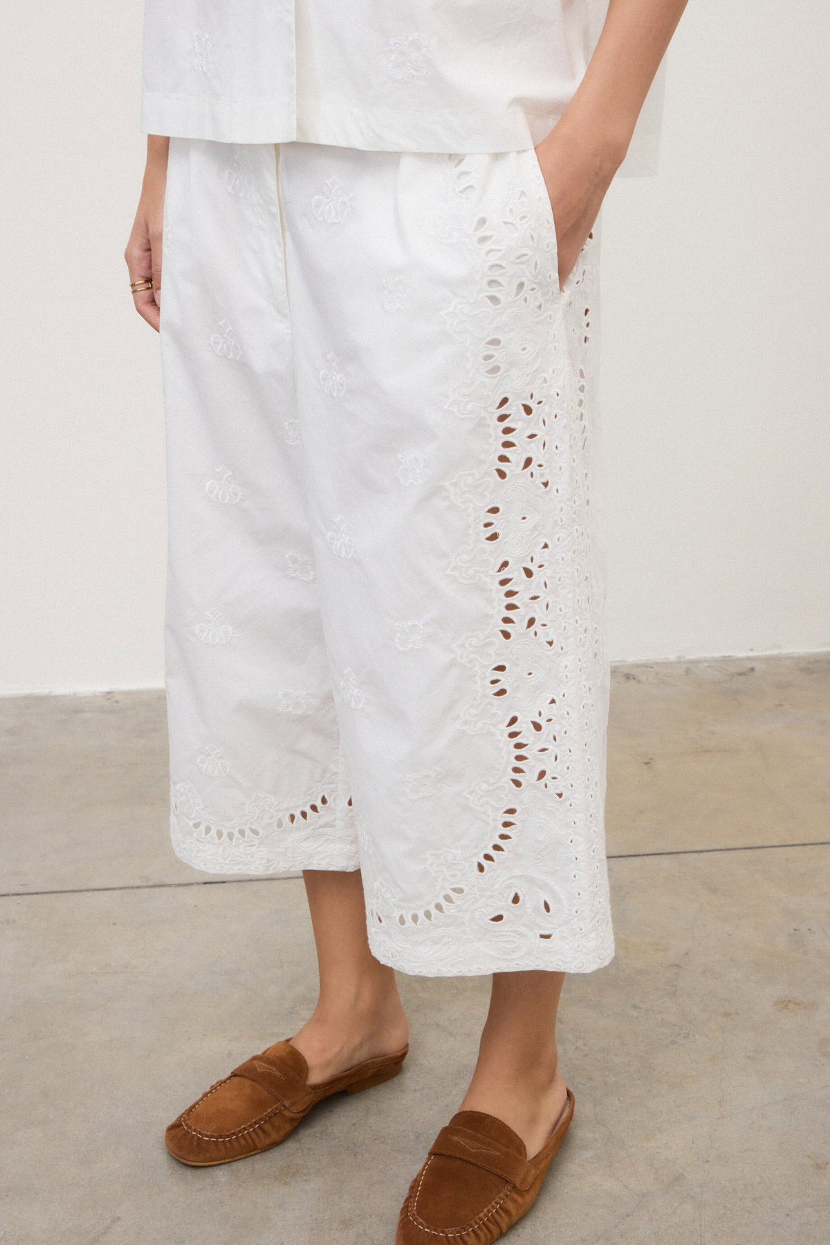 Pantaloni cropped ricamati