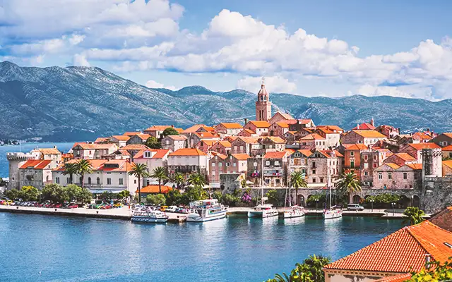 Península amurallada de Korčula con tejados rojos y la catedral de San Marcos