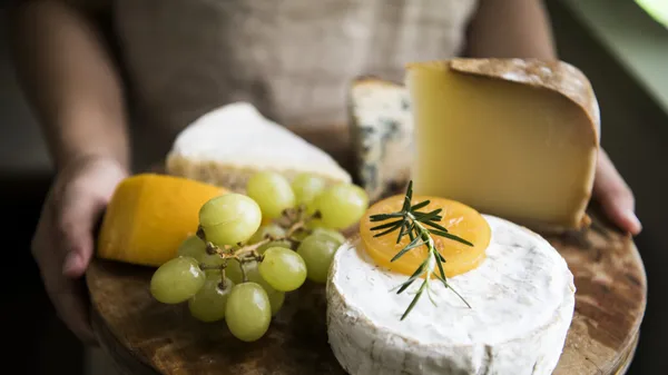  J'adore le fromage mais après 60 ans, quelle quantité doit-on manger chaque jour? 