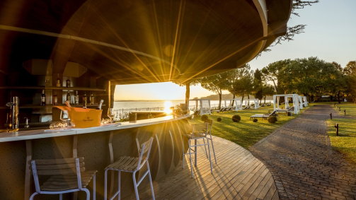 Hotel outdoor bar mit blick auf den Gardasee