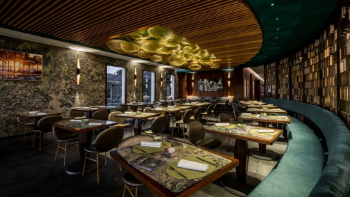 Hotel Restaurant mit gedeckten Tischen