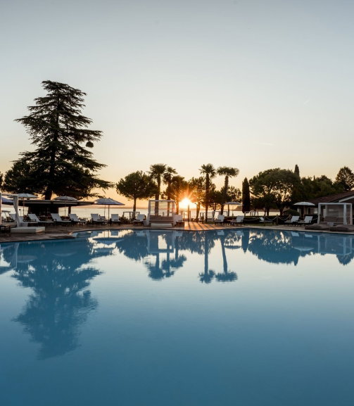 Hotel Pool bei Sonnenuntergang