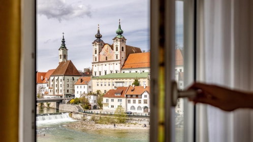 Hotel Zimmer ausblick auf fluss und stadt steyr