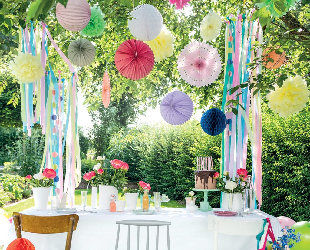 Partydeko im Garten: bunte Lampions Kreppbänder & Co.