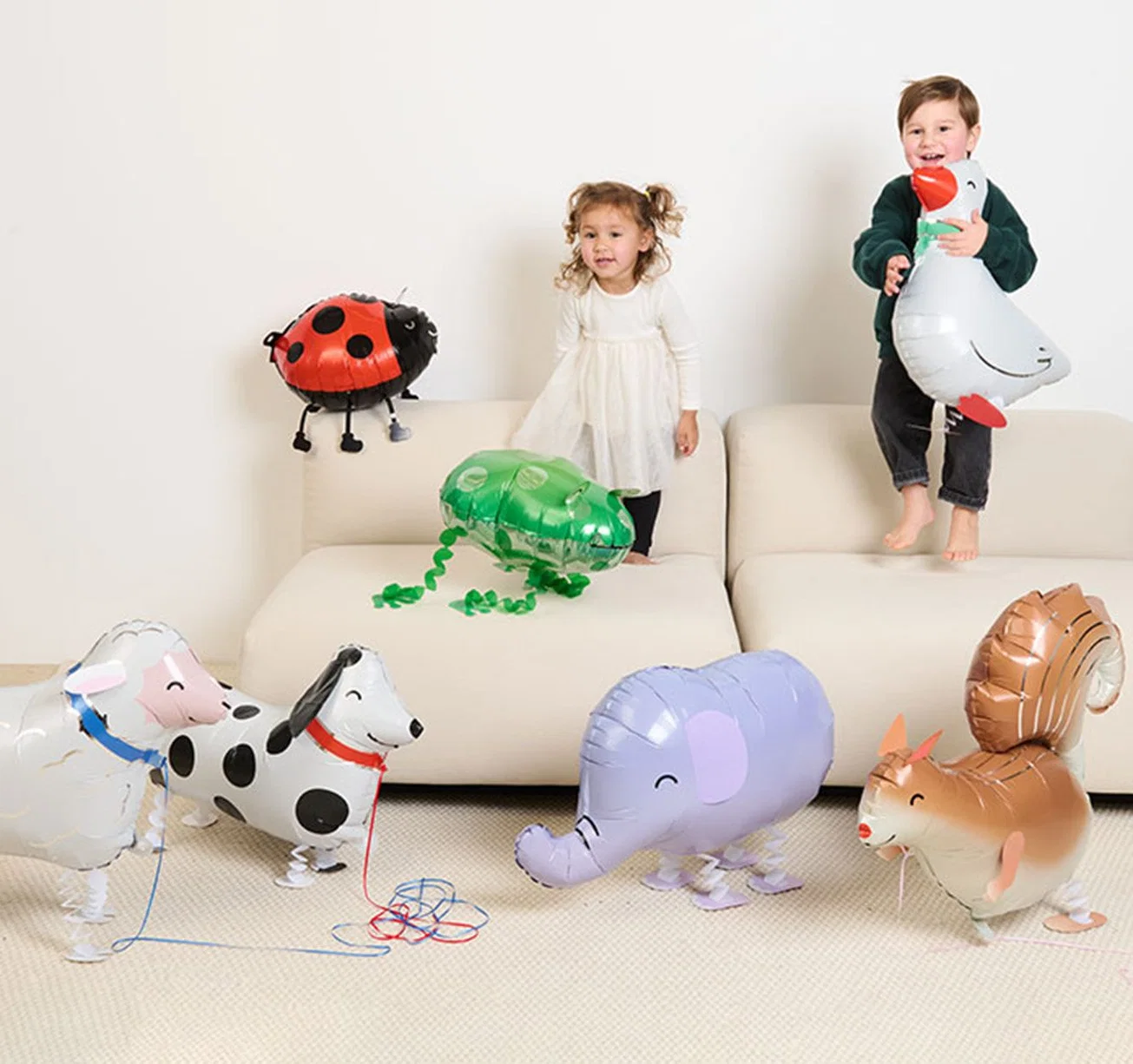 Kinder die mit Tier-Airwalkern spielen