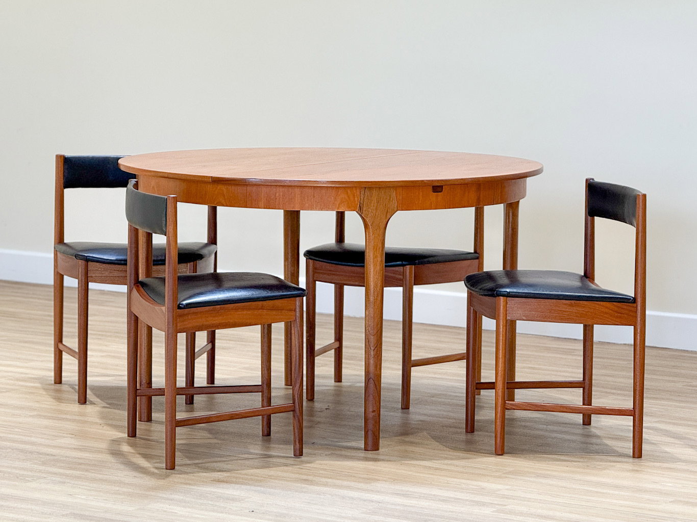 McIntosh Dunvegan Teak Dining Set – Round Extending Table & 4 Chairs (1960s Scotland)