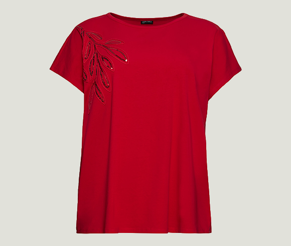 Rotes T-Shirt mit U-Bootausschnitt, Vorderansicht.