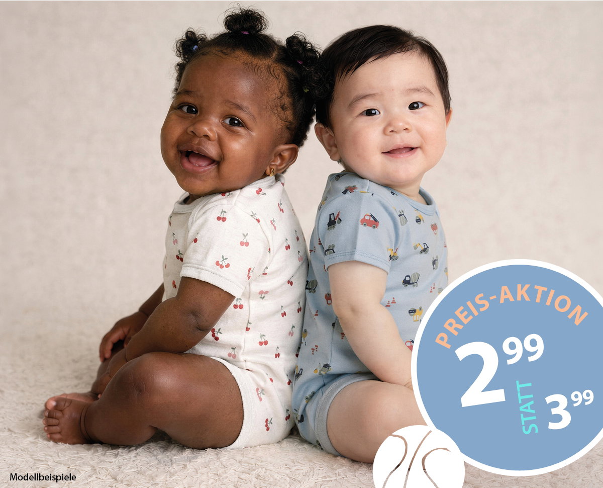 Baby trägt Kurzarmbody, weiß mit Kirschmuster, Vorderansicht, Baby trägt Kurzarmbody, blau mit Fahrzeugmuster, Vorderansicht