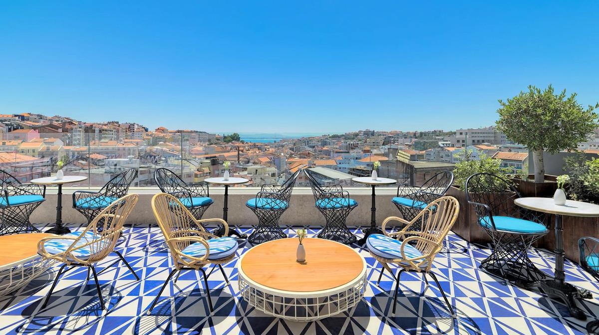 Charming Central Lisbon Escape with Daily Breakfast & Rooftop Bar