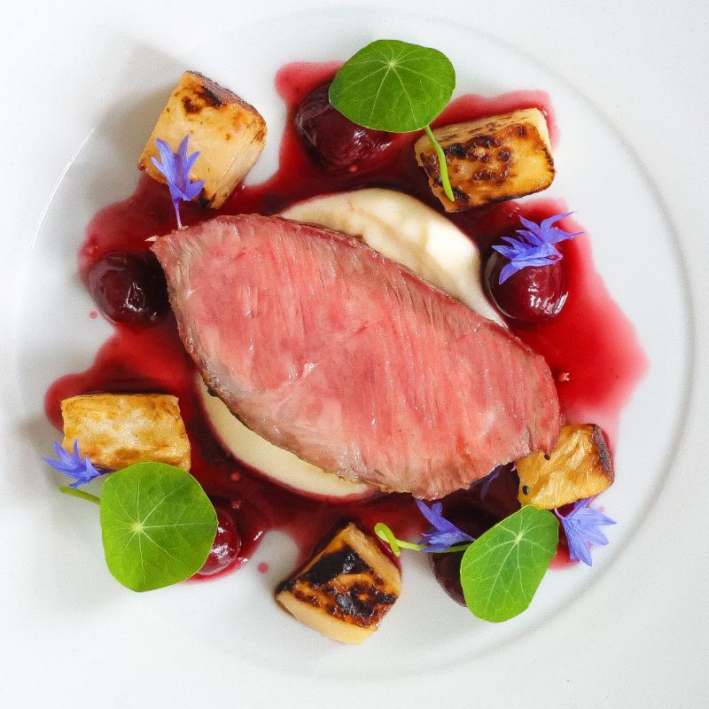 gegrillte Ibérico Presa mit Nebbiolo-Kirschen und zweierlei Sellerie