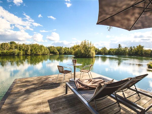 The boathouse - romantic waterfront Cotswolds stay 