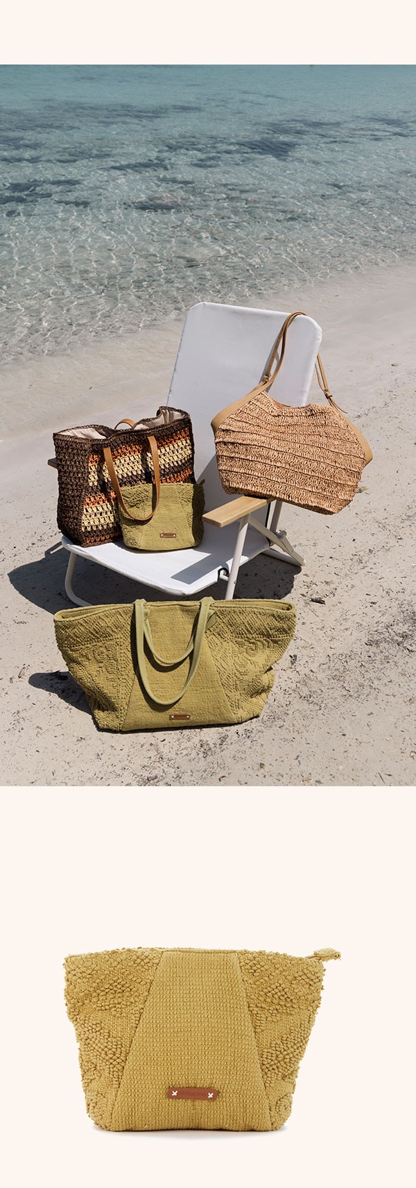 Bolsas de playa en la arena junto al mar.
