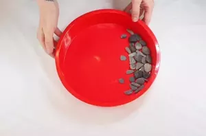 The gorgeous reason she puts pebbles at the bottom of a cake pan