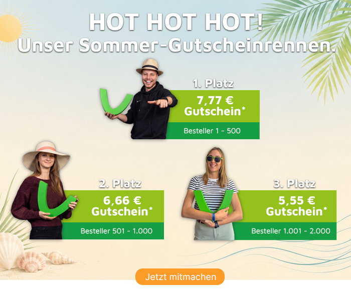 Werbebanner im sommerlichen Stranddesign mit Palmenblättern, Muscheln und einer Sonne für ein „Sommer-Gutscheinrennen“.  Der Titeltext oben lautet: „HOT HOT HOT - Es startet: Unser Sommer-Gutscheinrennen.“  Darunter werden drei Gewinnstufen für Besteller visualisiert, die jeweils von einer lächelnden Person mit einem großen, grünen „V“ präsentiert werden:  1. Platz (oben Mitte): Ein Mann mit Strohhut zeigt nach vorne. Text: „7,77 € Gutschein* – Besteller 1 - 500“.  2. Platz (unten links): Eine Frau mit einem großen Sonnenhut. Text: „6,66 € Gutschein* – Besteller 501 - 1.000“.  3. Platz (unten rechts): Eine Frau mit grüner Sonnenbrille. Text: „5,55 € Gutschein* – Besteller 1.001 - 2.000“.  Am unteren Bildrand befindet sich ein auffälliger, orangefarbener Button mit der Aufschrift „Jetzt mitmachen“.