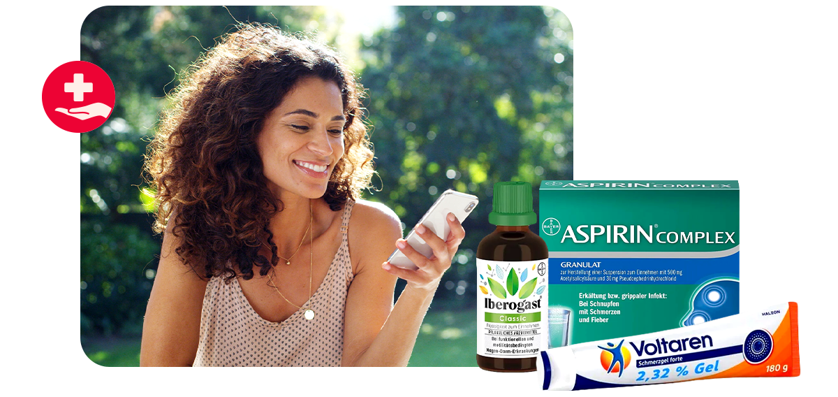 Frau schaut lächelnd auf ihr Smartphone im Freien. Daneben Produkte von Aspirin Complex, Iberogast und Voltaren.