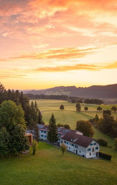 Hotel Außenansicht mitten im Grünen