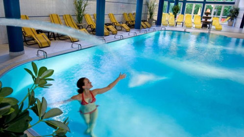 Frau im Pool eines Wellnessbereichs