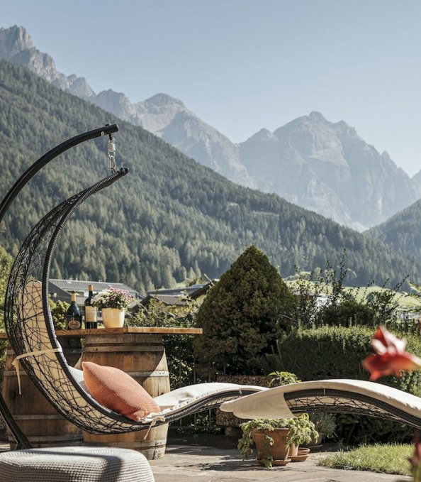 Hotel terrasse mit blick ins grüne
