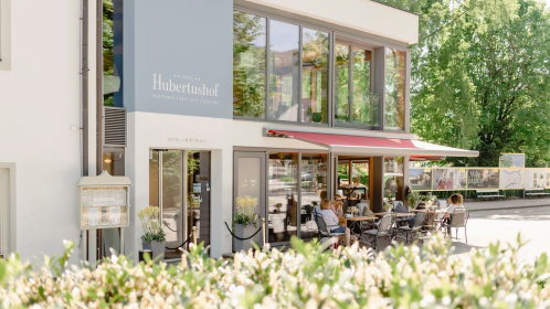 Hotel im Sommer mit gemütlicher Terrasse