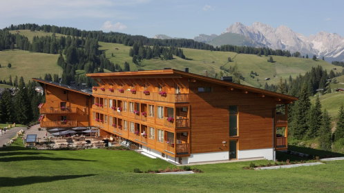 Hotel Außenansicht mitten im Grünen