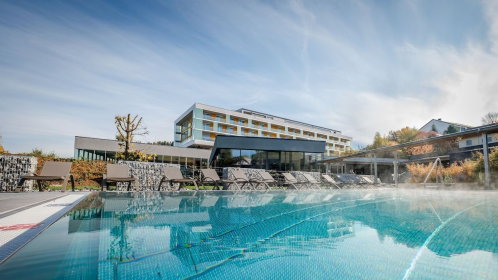 Hotel Außenansicht mit Pool