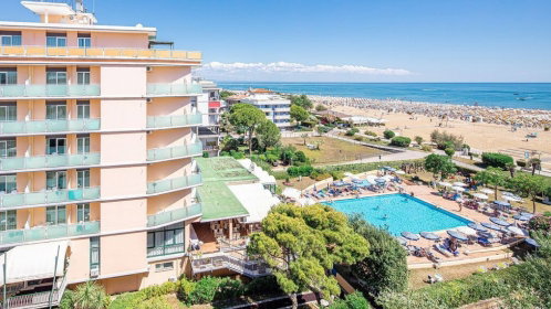 Hotel panorama mit Pool und Strandblick