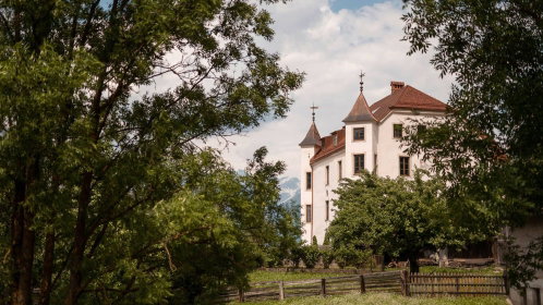Hotel Außenansicht im Sommer