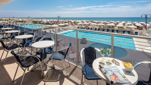Hotelterasse mit pool und meerblick