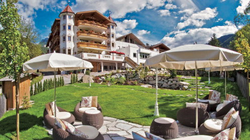 Hotel außenansicht mit terrasse und gemütlicher sitzgelegenheit