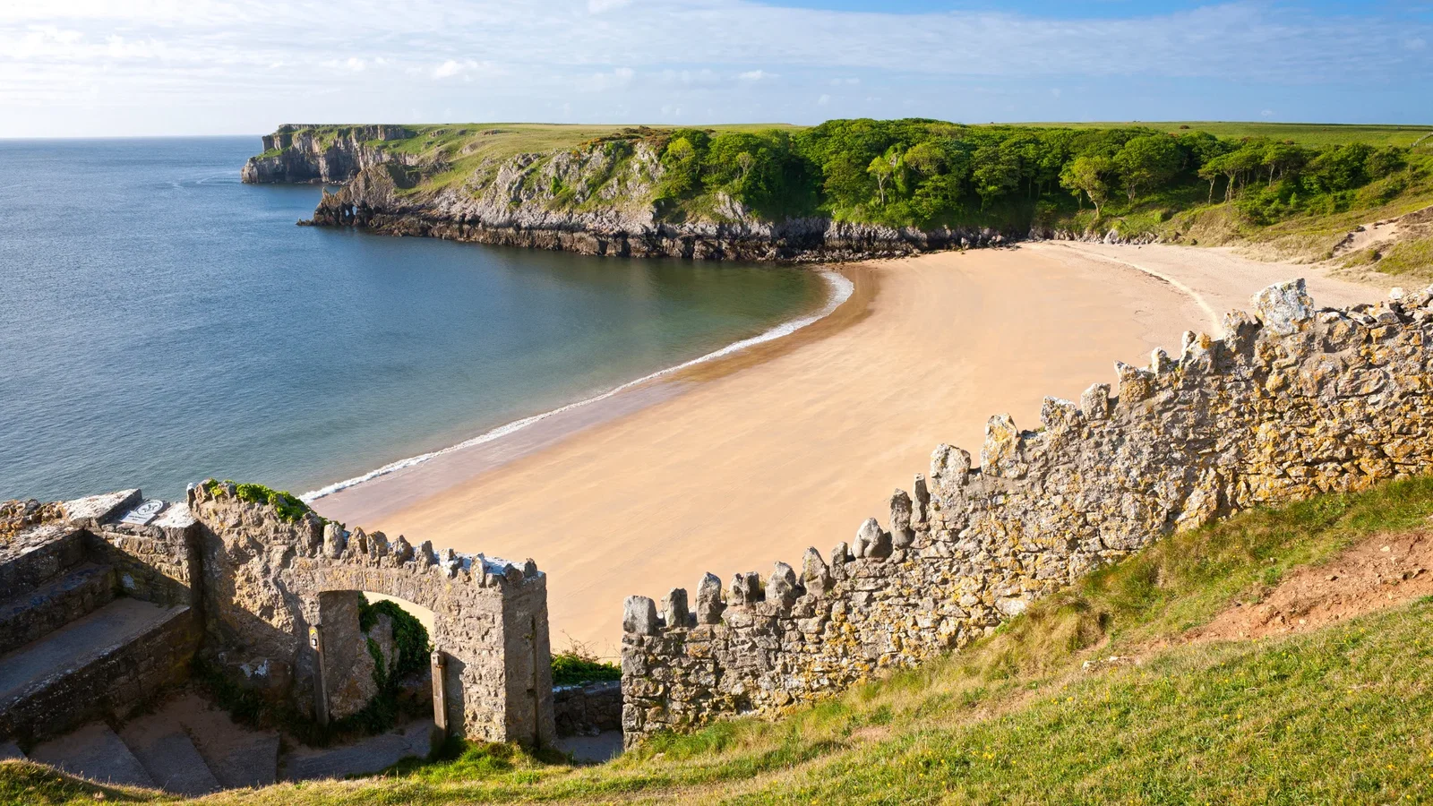 Landscape view of barafundle bay on a sunny summer day