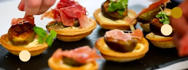 Cestini con Parmigiano Reggiano, fichi e prosciutto di Parma