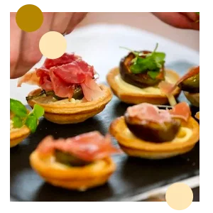 Cestini con Parmigiano Reggiano, fichi e prosciutto di Parma