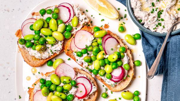 Toasts de rillettes de sardine et légumes croquants