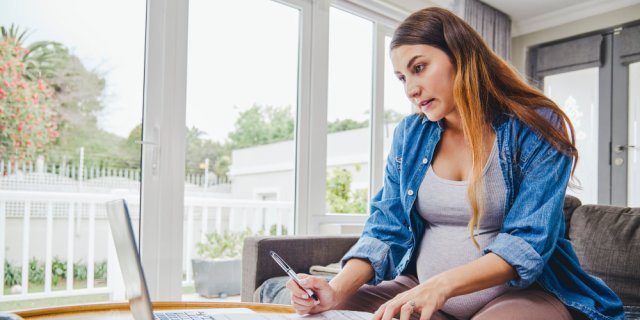Femme enceinte ordinateur