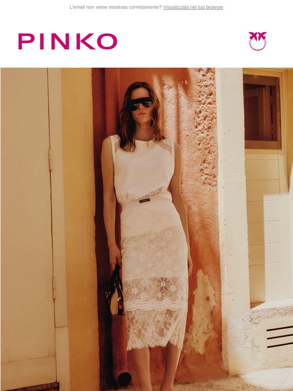 Total white: da cliché a icona estiva