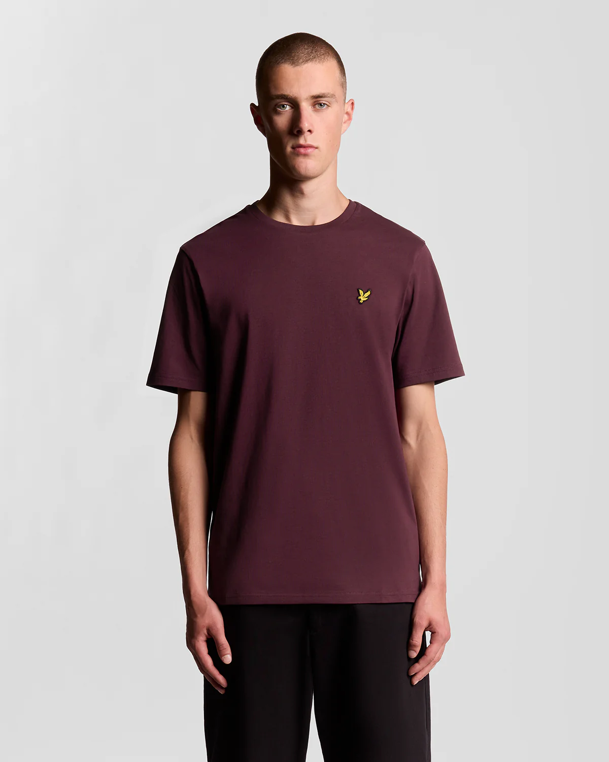 Model wears cassic crew neck t-shirt in burgundy
