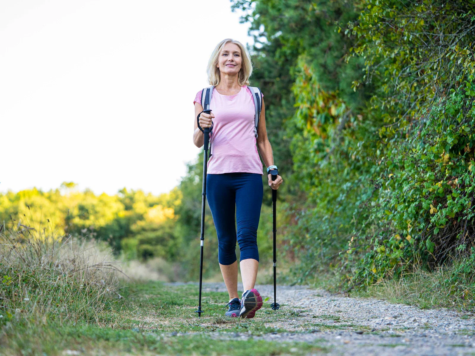 Zo goed is wandelen met stokken voor je knieën (en dit zijn de beste trekkingstokken)