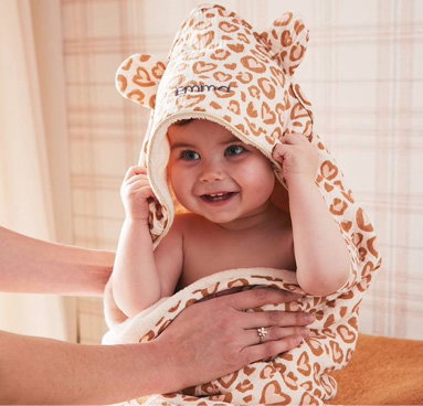 Personaliseerbare badcape van katoengaas LOVELY LÉO - hazelnoot